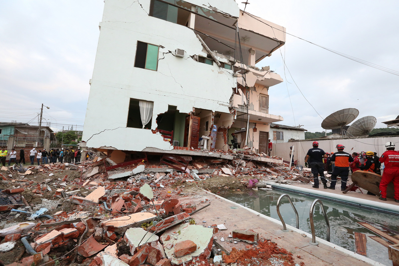 Hortaleza recoge ayuda para las víctimas del terremoto de Ecuador