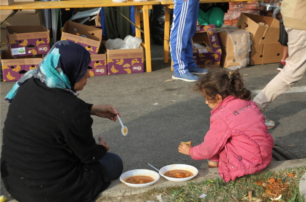 HPV30p6_refugiados_Niña con madre comiendo