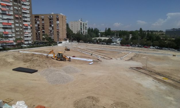 Las obras de la nueva zona verde de Villa Rosa coinciden con la temporada de piscina