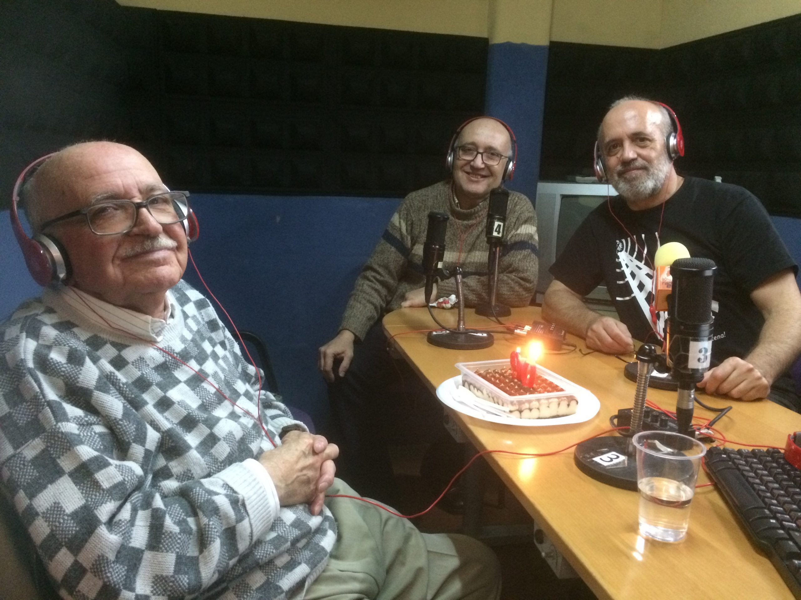 Celebración del 90 cumpleaños de Valentín Huerta en Radio Enlace. FOTO JAVI ROBLES
