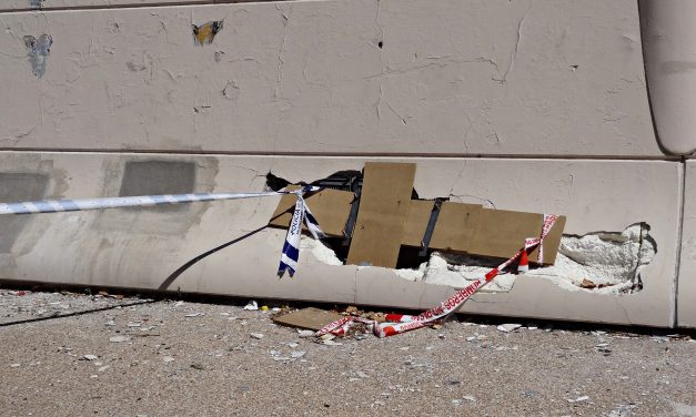 Un agujero que amenaza la seguridad de paseantes y conductores