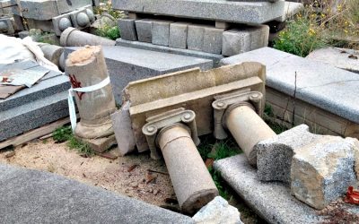 Las columnas del ‘Claruja’, tiradas a la intemperie