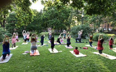 Yoga colectivo en el parque Villa Rosa-Paco Caño