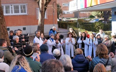 Primer día de encierro de médicos en Manoteras: los aplausos a las ocho