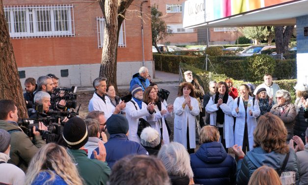 Primer día de encierro de médicos en Manoteras: los aplausos a las ocho