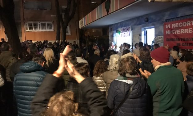 Segundo día del encierro de médicos en Manoteras: aplausos, palmas y flamenco