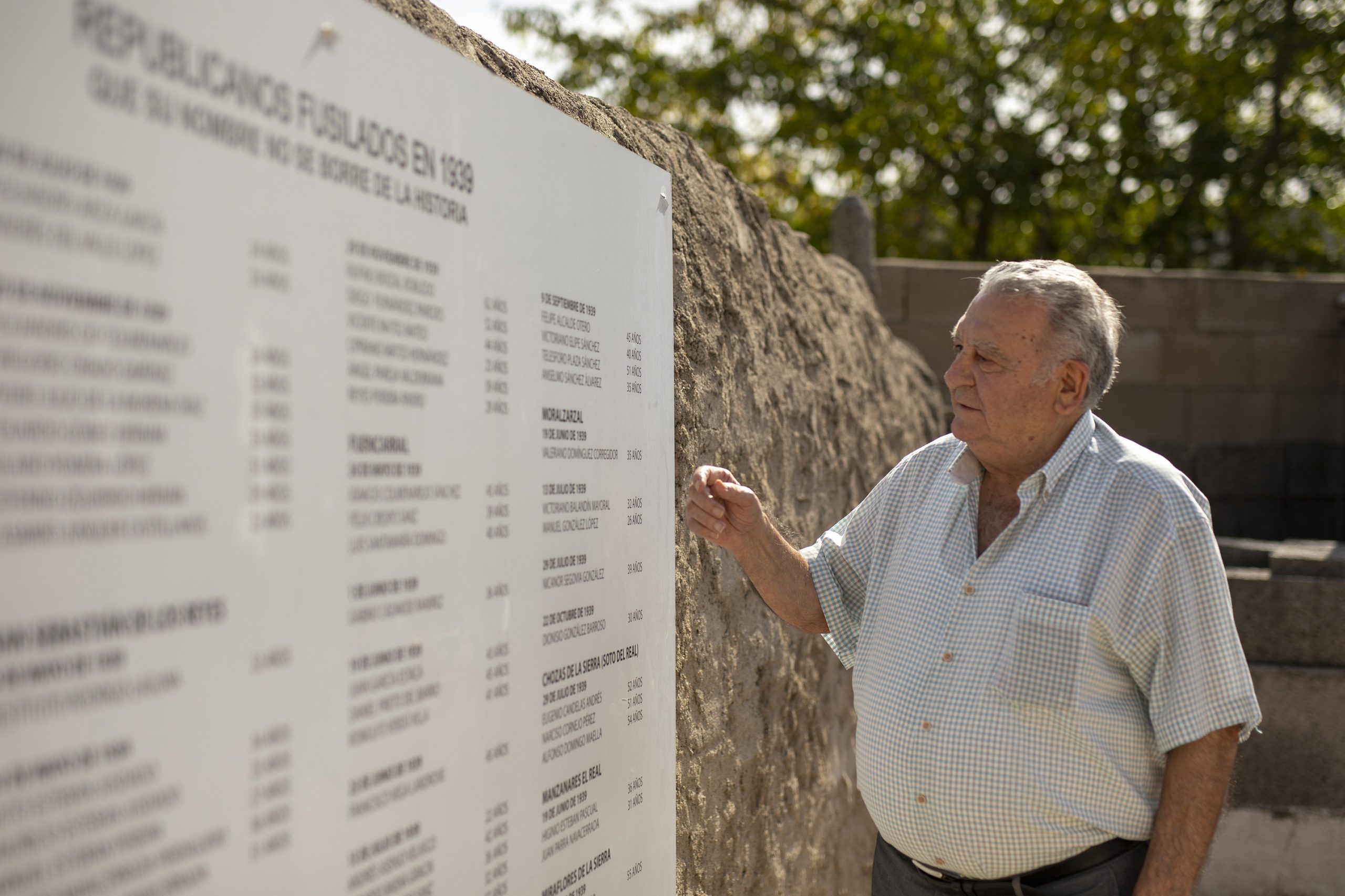 Florencio Elipe frente al memorial del cementerio de Colmenar Viejo. DAVID F. SABADELL