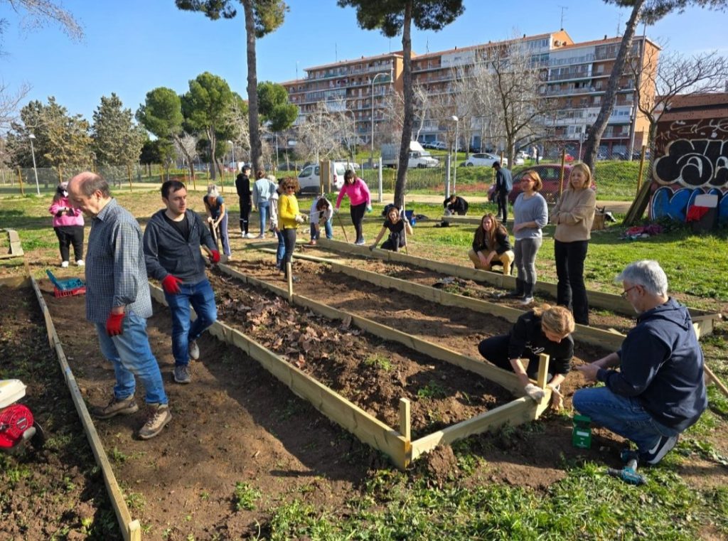 trabajo vecinal en el huerto comunitario