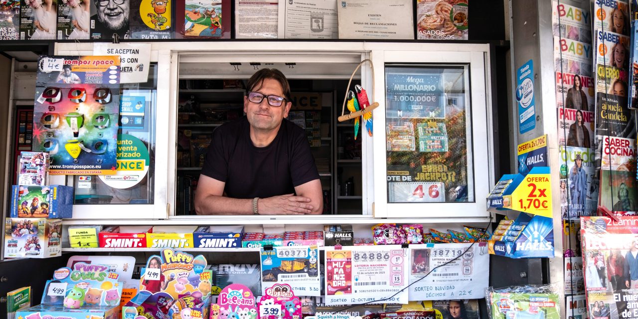 Apenas una docena de quioscos de prensa resisten en todo el distrito de Hortaleza