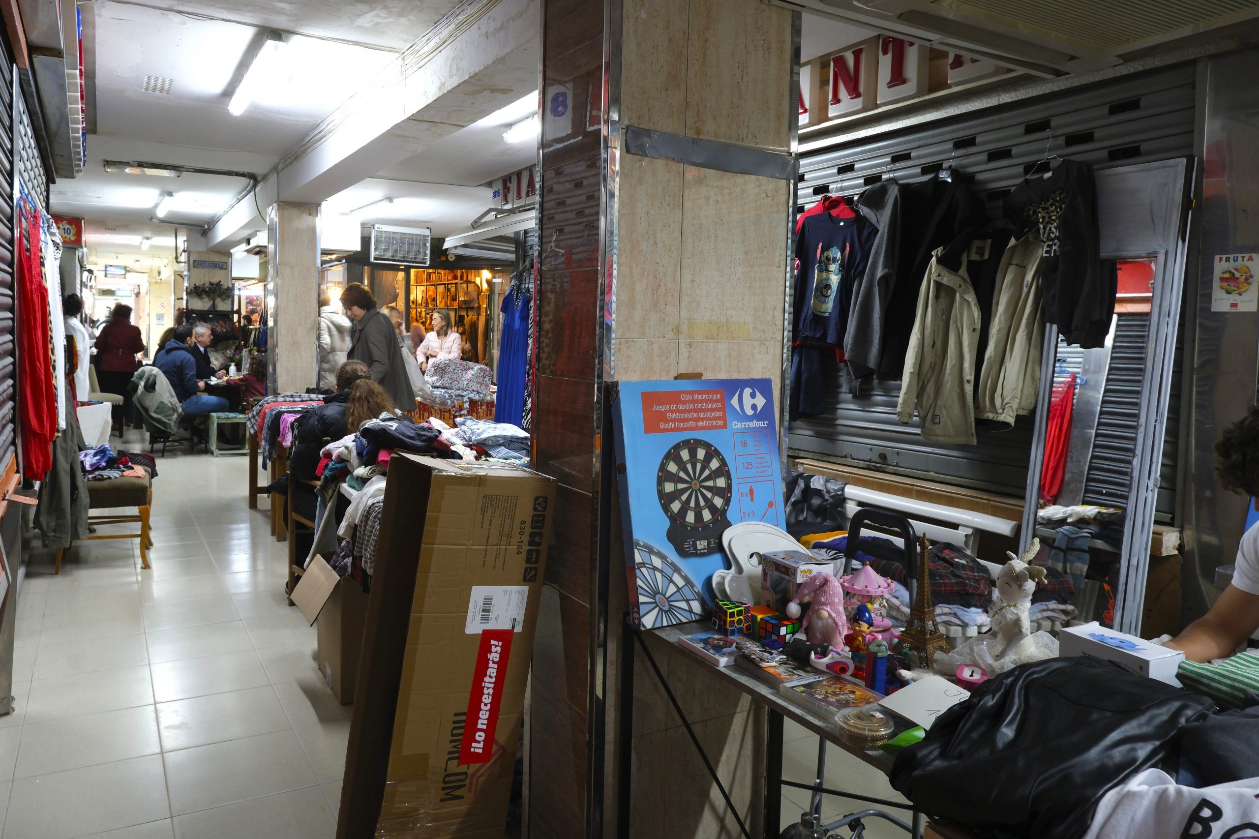 Un rastrillo solidario en el Mercado Tradicional de Nápoles 5 rastrillo solidario Mercado Tradicional de Nápoles