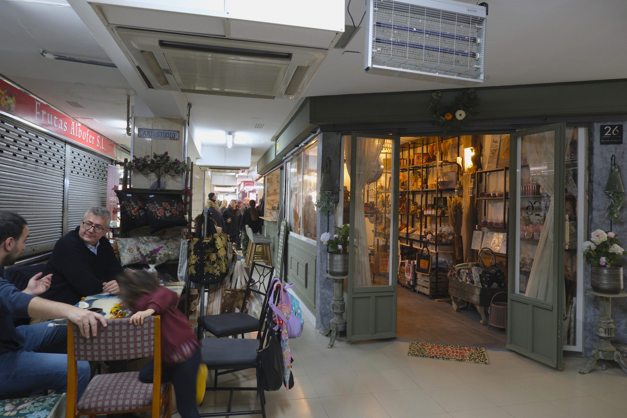 Un rastrillo solidario en el Mercado Tradicional de Nápoles 3 rastrillo solidario Mercado Tradicional de Nápoles