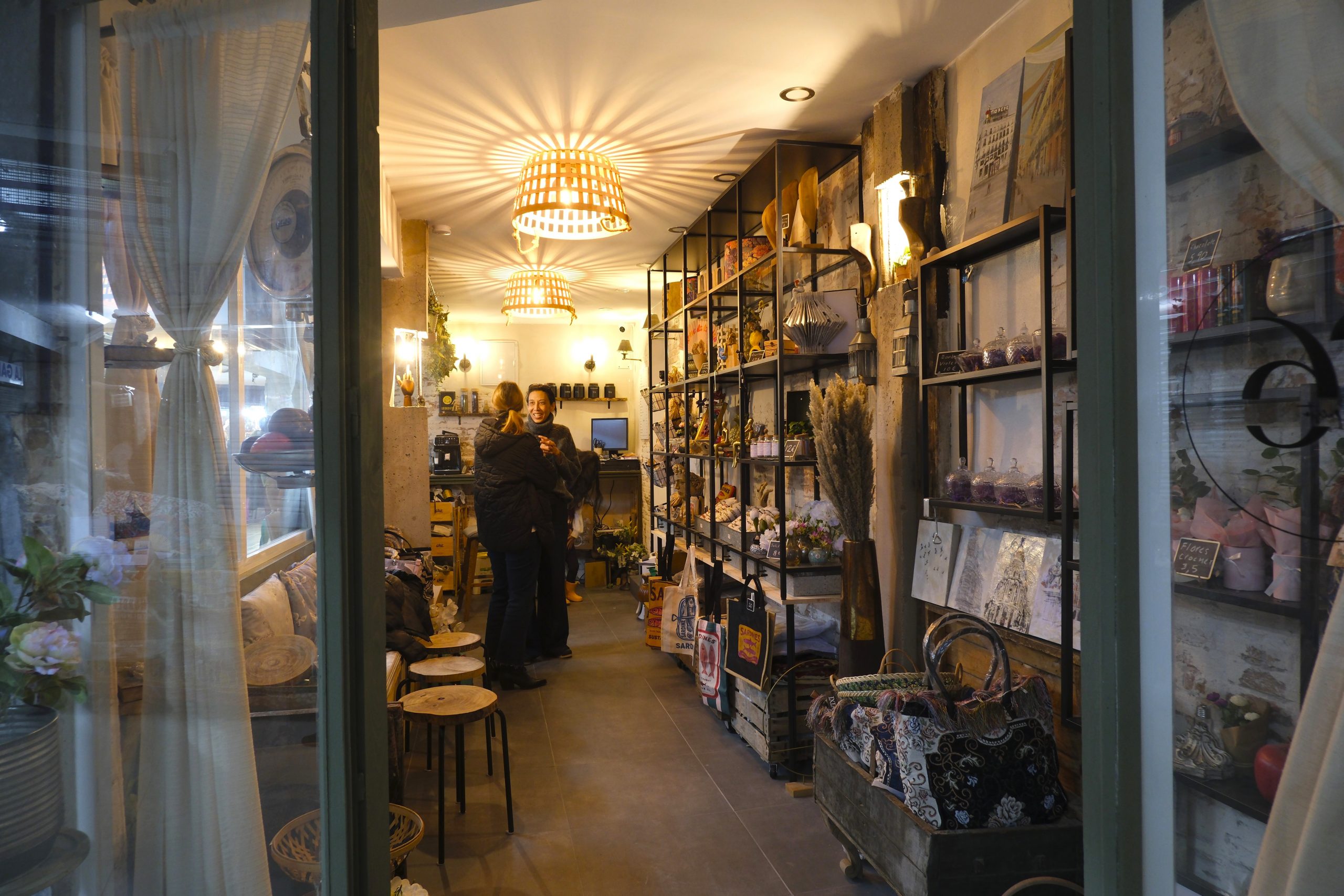 Un rastrillo solidario en el Mercado Tradicional de Nápoles 2 rastrillo solidario Mercado Tradicional de Nápoles