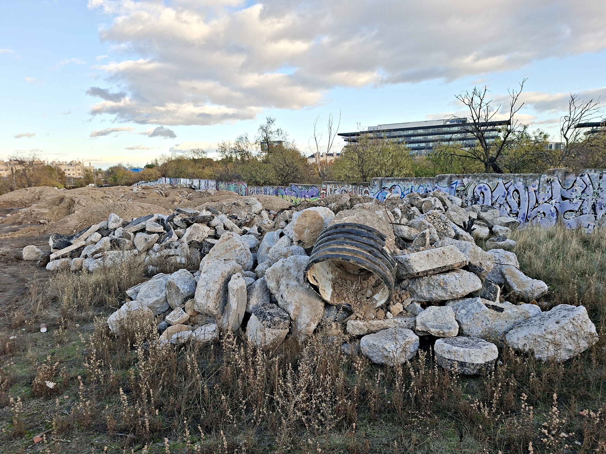 Vertidos Huerta de Mena Hortaleza 1