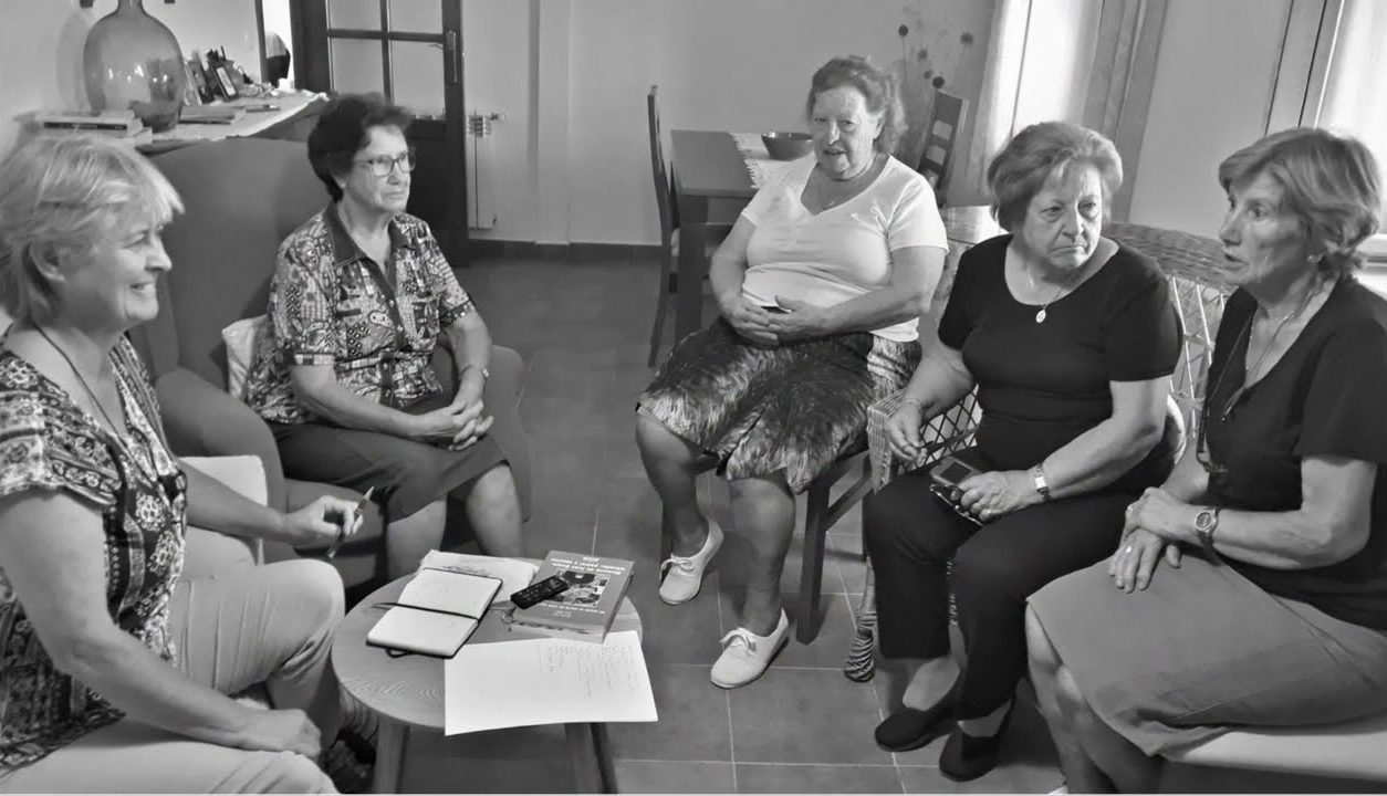 Y la cesta en la cabeza