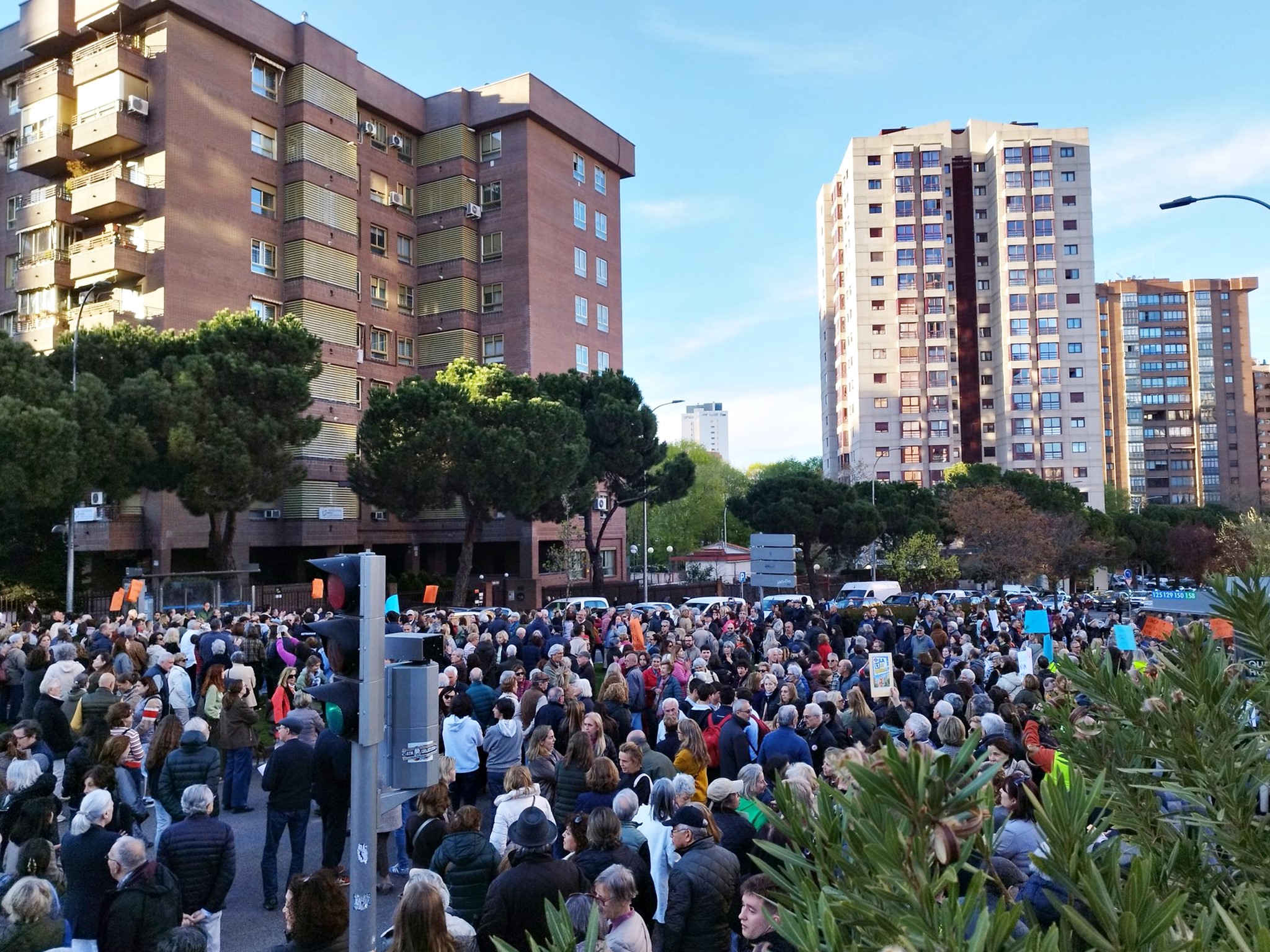Sanchinarro y Virgen del Cortijo se movilizan contra el posible recorte de la Línea 1 de Metro 1 Manifestacion Sanchinarro Virgen del Cortijo Pinar de Chamartin 1