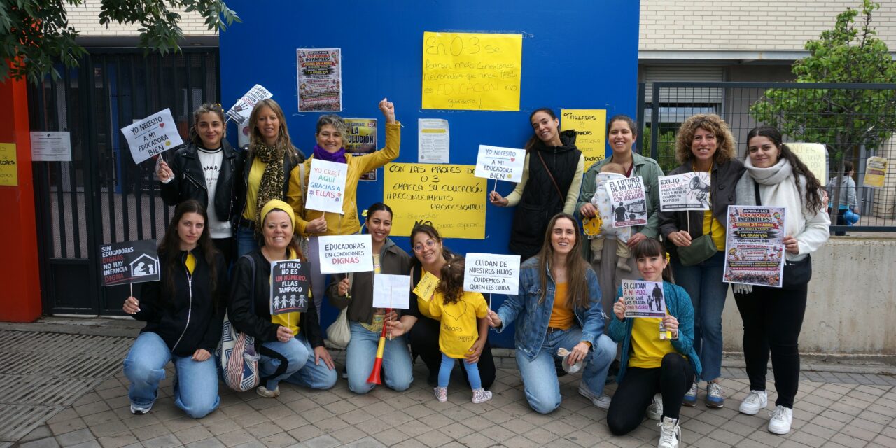 Las familias se concentran en apoyo de la huelga de educadoras y profesoras infantiles