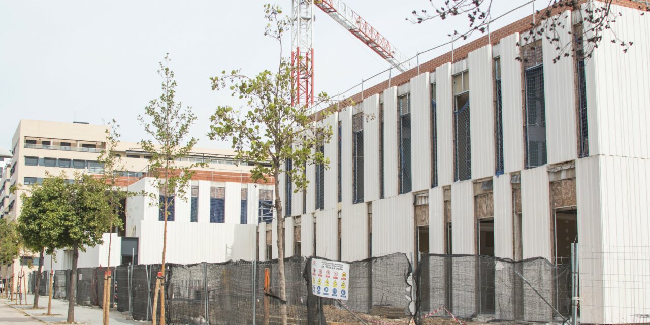 La apertura del centro de salud de Valdebebas, en el aire