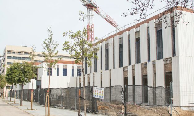 La apertura del centro de salud de Valdebebas, en el aire